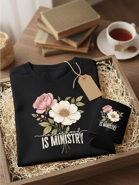 Mom gift set t-shirt, matching keychain and free can cooler sleeve . Great gift